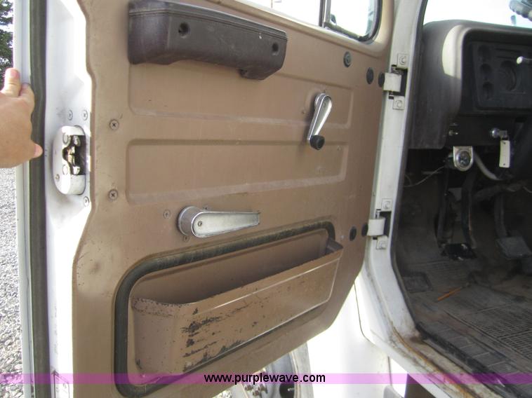 image for item A3867 1982 International 1724 flatbed semi truck