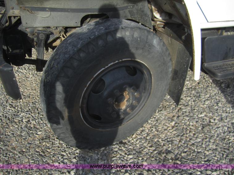 image for item A3867 1982 International 1724 flatbed semi truck