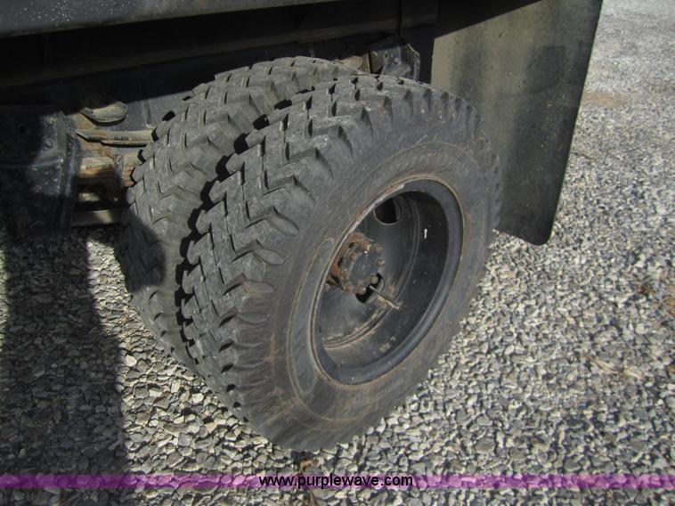 image for item A3867 1982 International 1724 flatbed semi truck