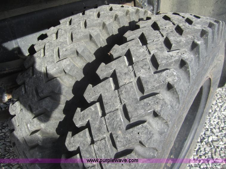 image for item A3867 1982 International 1724 flatbed semi truck