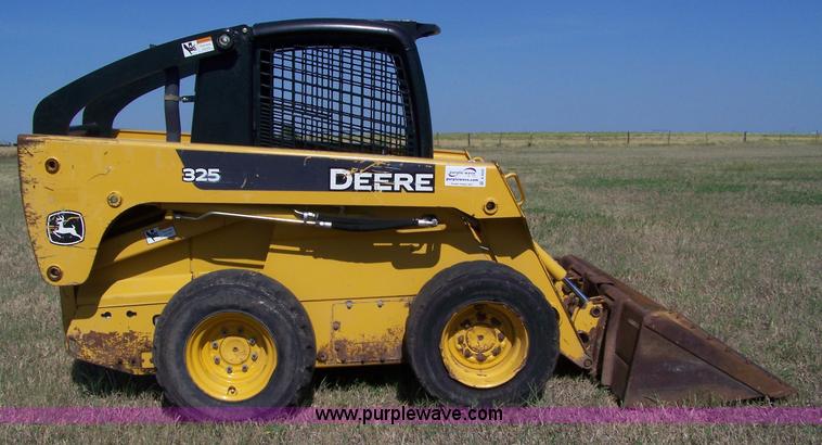 image for item A4532 2006 John Deere 325 skid steer