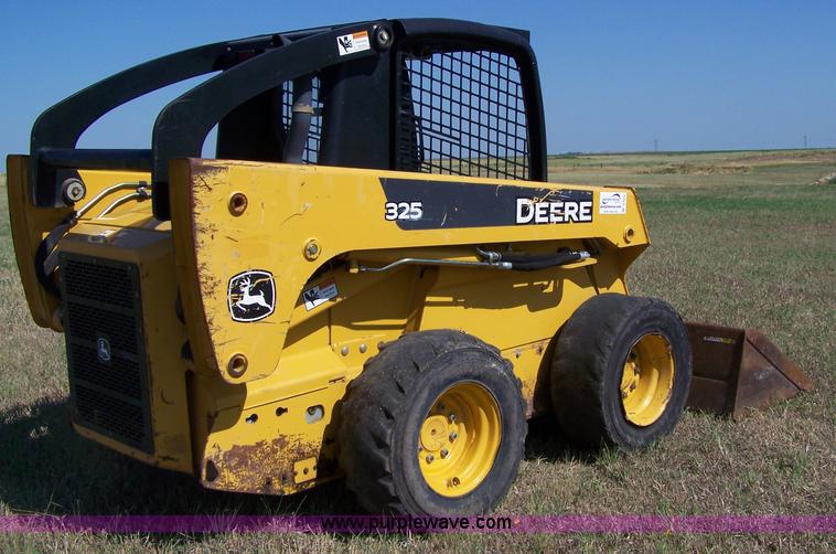 image for item A4532 2006 John Deere 325 skid steer