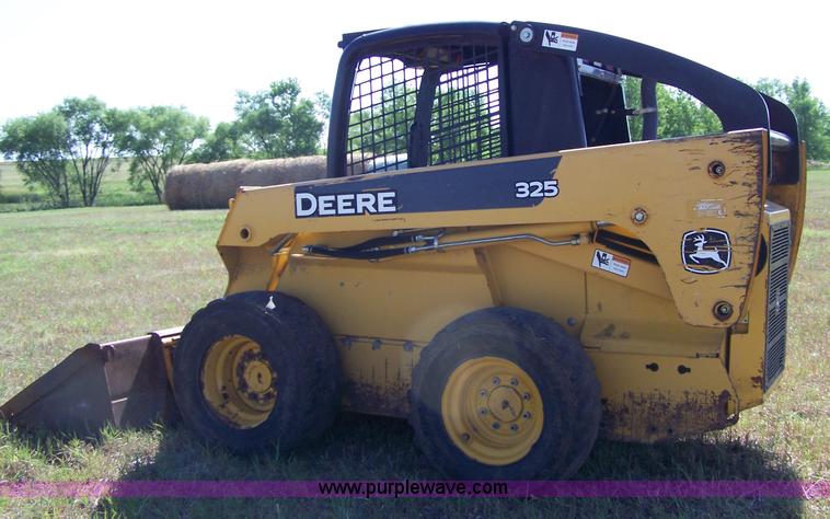 image for item A4532 2006 John Deere 325 skid steer
