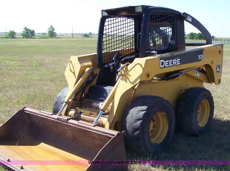 image for item A4532 2006 John Deere 325 skid steer