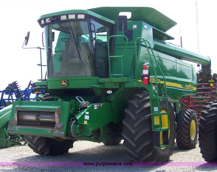 image for item B3526 2005 John Deere 9760 STS combine