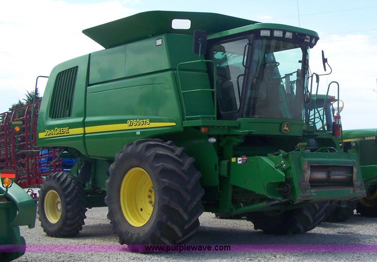 image for item B3526 2005 John Deere 9760 STS combine