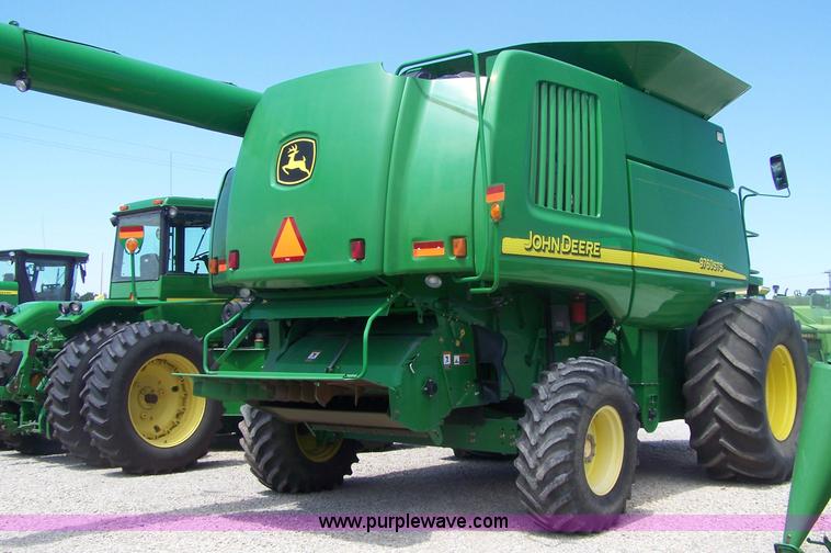 image for item B3526 2005 John Deere 9760 STS combine