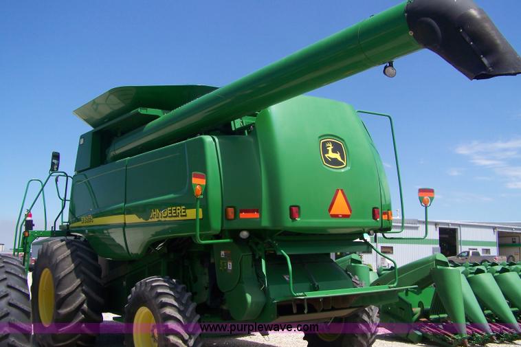 image for item B3526 2005 John Deere 9760 STS combine