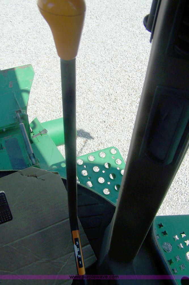 image for item B3526 2005 John Deere 9760 STS combine