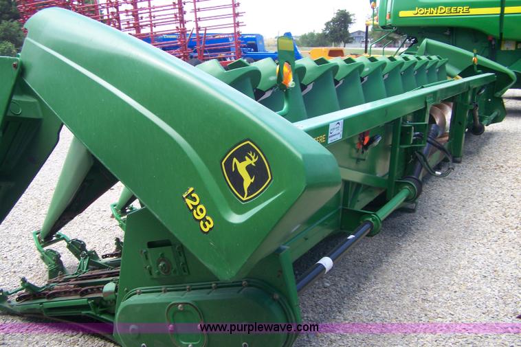 image for item B3527 2007 John Deere 1293 12 row corn head