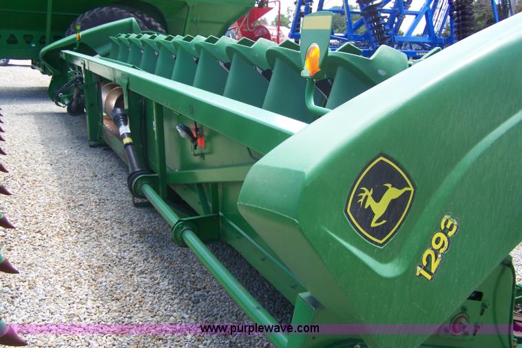 image for item B3527 2007 John Deere 1293 12 row corn head