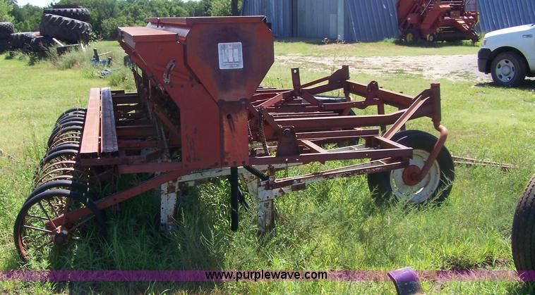 image for item C9254 IH 150 hoe drill