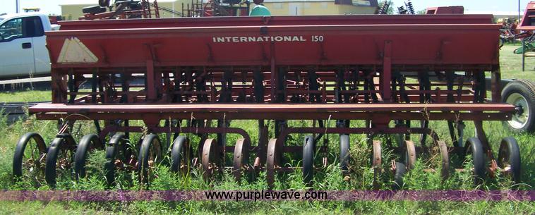 image for item C9254 IH 150 hoe drill