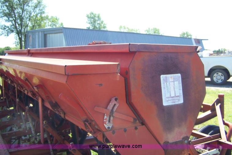 image for item C9254 IH 150 hoe drill