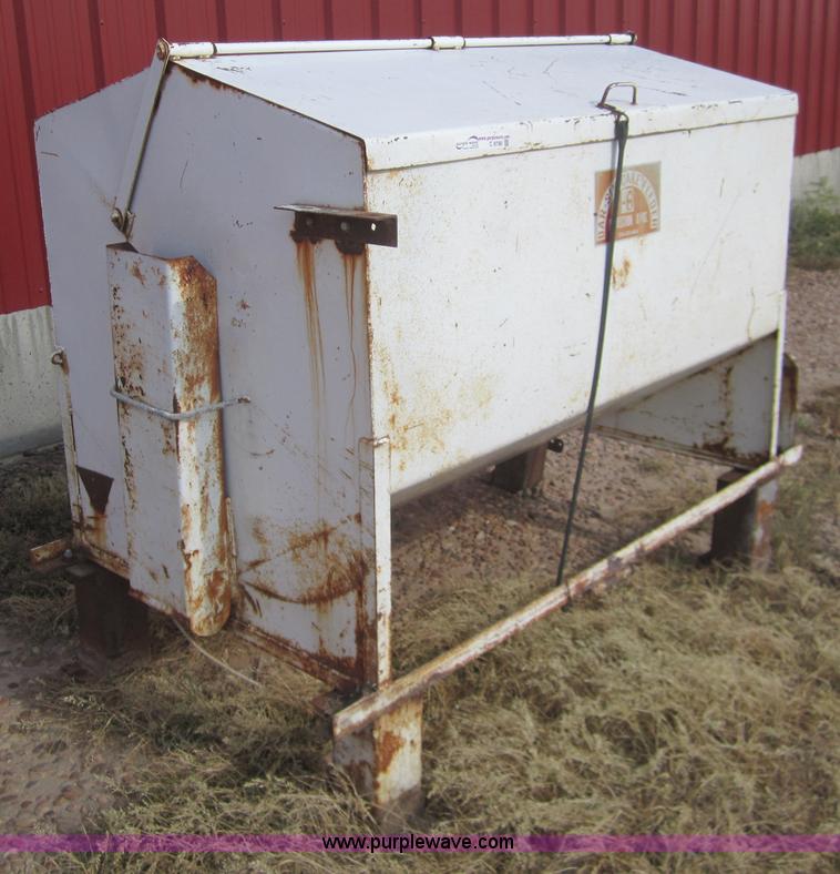 BarSix cake feeder in Ness City, KS Item C9790 sold Purple Wave