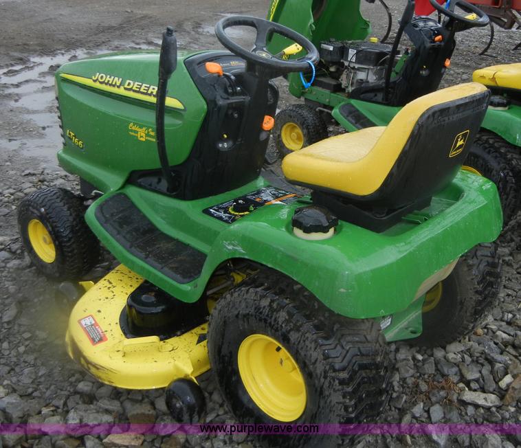 image for item D9673 John Deere LT166 lawn tractor