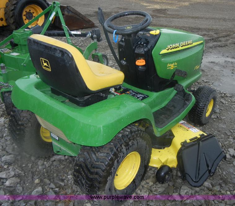 image for item D9673 John Deere LT166 lawn tractor