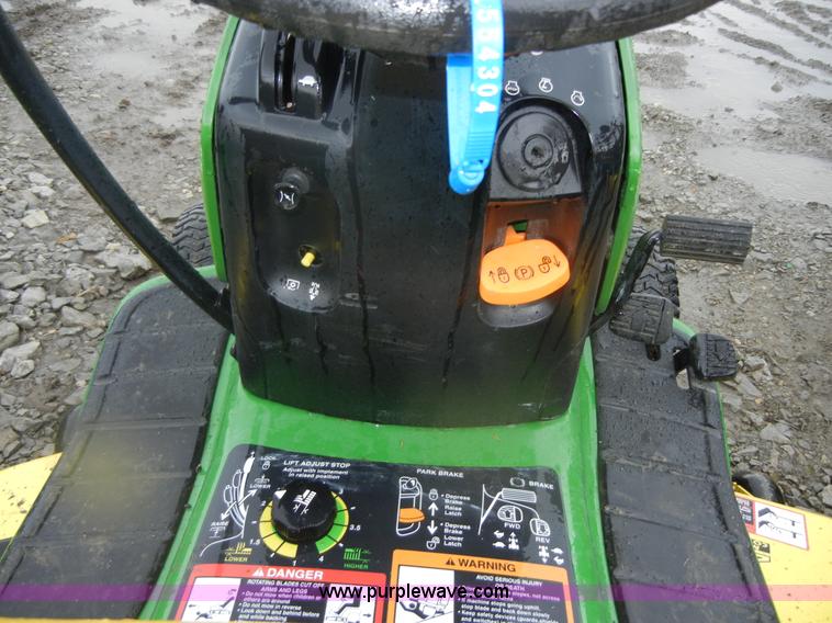 image for item D9673 John Deere LT166 lawn tractor