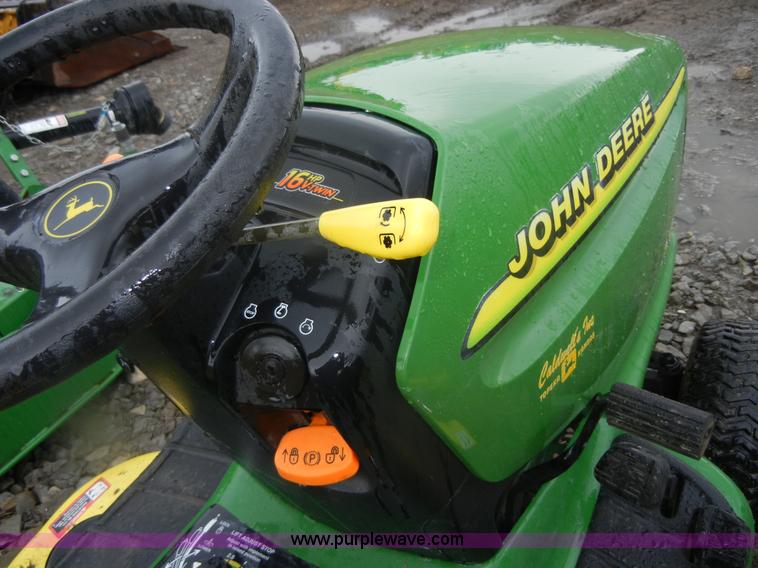 image for item D9673 John Deere LT166 lawn tractor