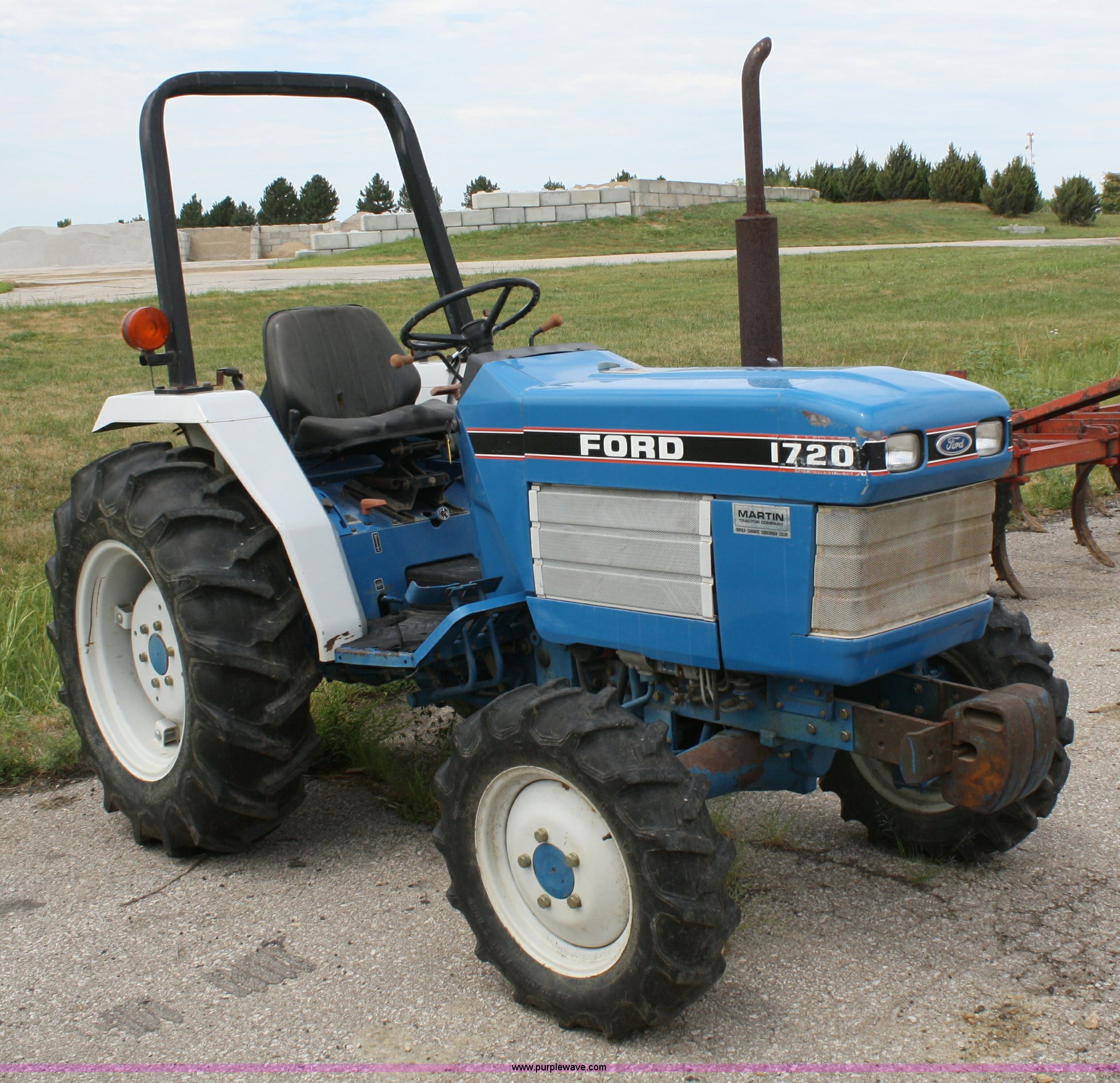 1991 Ford 1720 MFWD tractor in Lawrence, KS Item A2214 sold Purple Wave