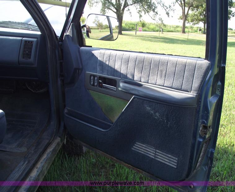 image for item A4084 1990 Chevrolet 1500 pickup truck