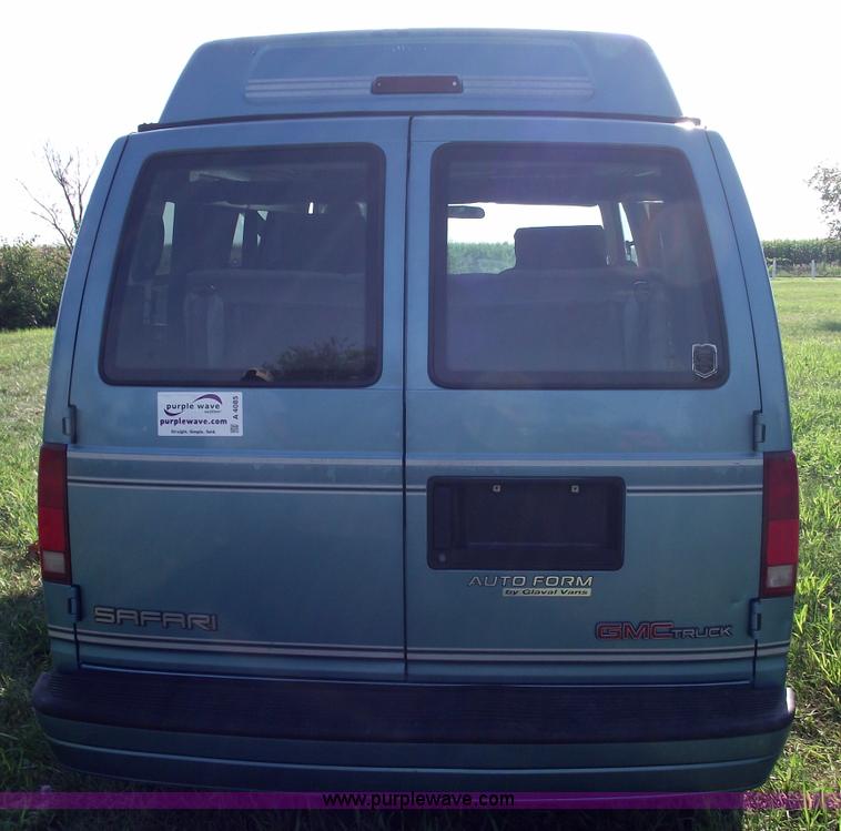 image for item A4085 1995 GMC Safari van