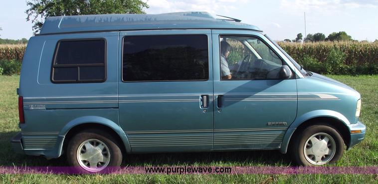 image for item A4085 1995 GMC Safari van