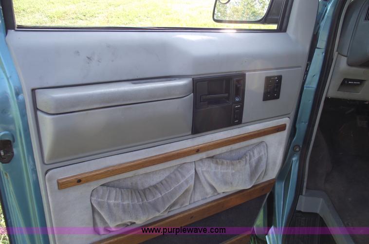 image for item A4085 1995 GMC Safari van