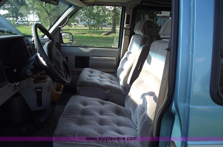image for item A4085 1995 GMC Safari van