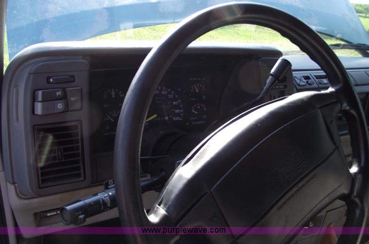 image for item A4085 1995 GMC Safari van