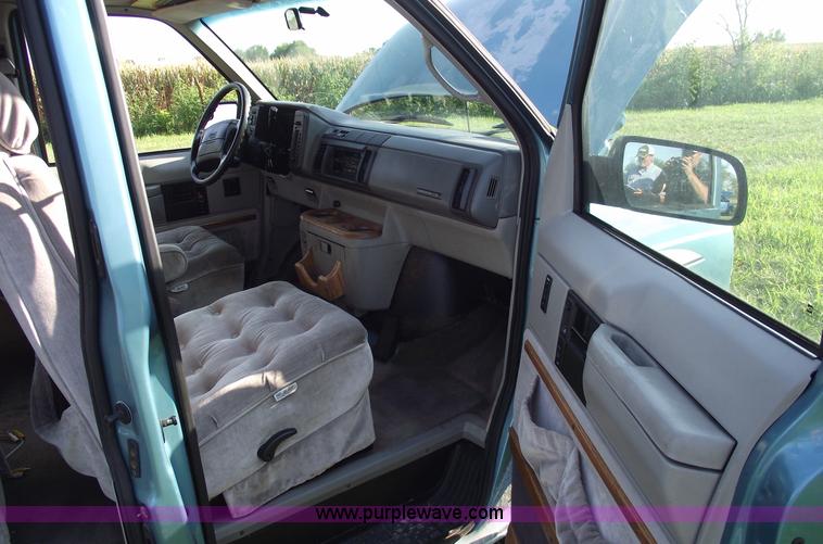 image for item A4085 1995 GMC Safari van
