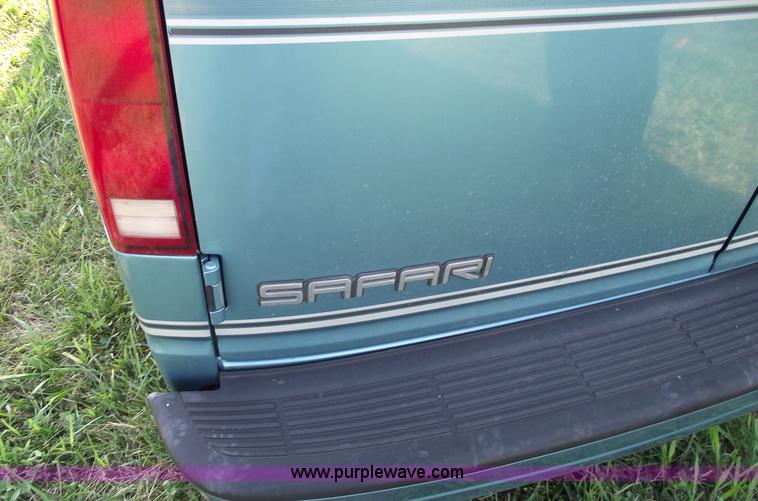 image for item A4085 1995 GMC Safari van