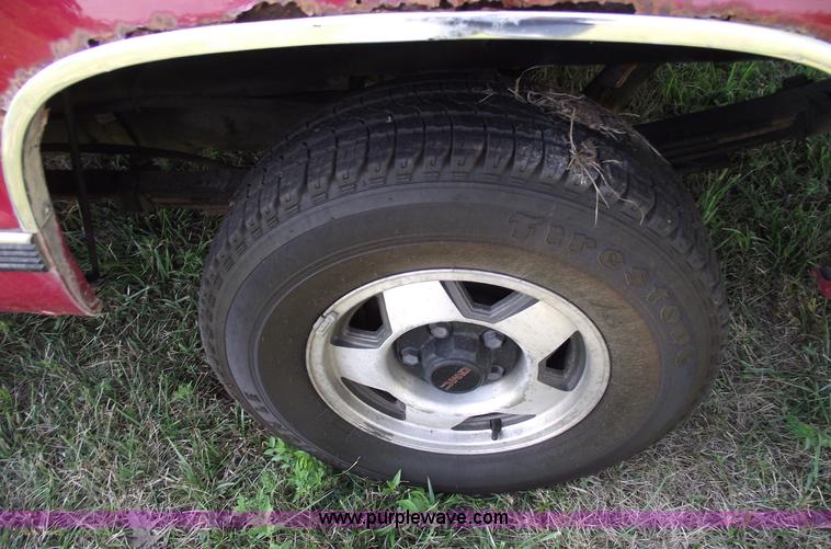 image for item A4086 1991 GMC Sierra 1500 SLE pickup truck