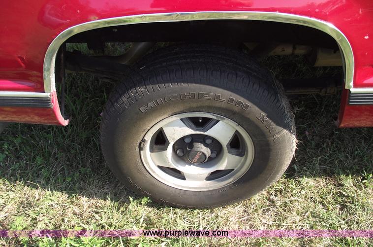 image for item A4086 1991 GMC Sierra 1500 SLE pickup truck