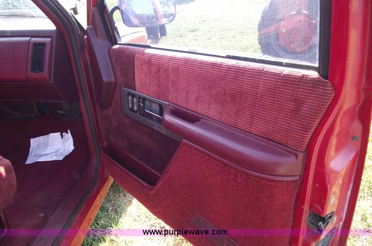 image for item A4086 1991 GMC Sierra 1500 SLE pickup truck