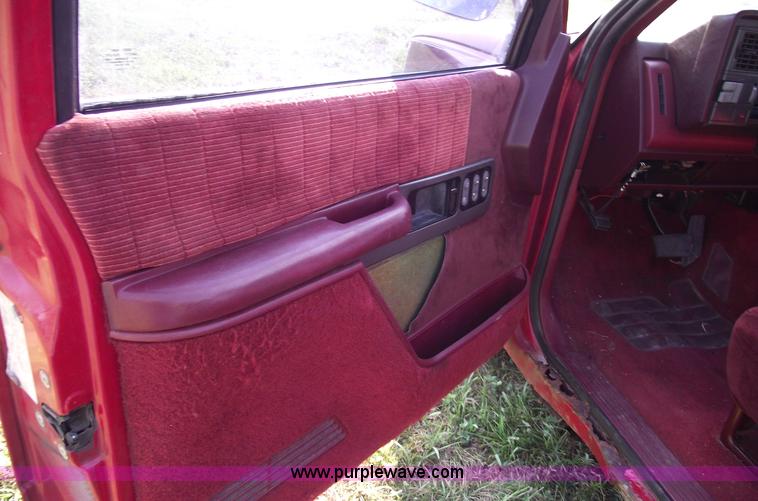 image for item A4086 1991 GMC Sierra 1500 SLE pickup truck