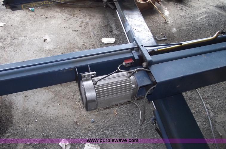 image for item A4105 Nussbaum 7,000 lb two-post auto lift