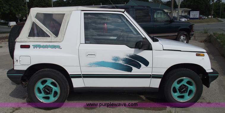 image for item A4110 1994 Geo Tracker convertible SUV