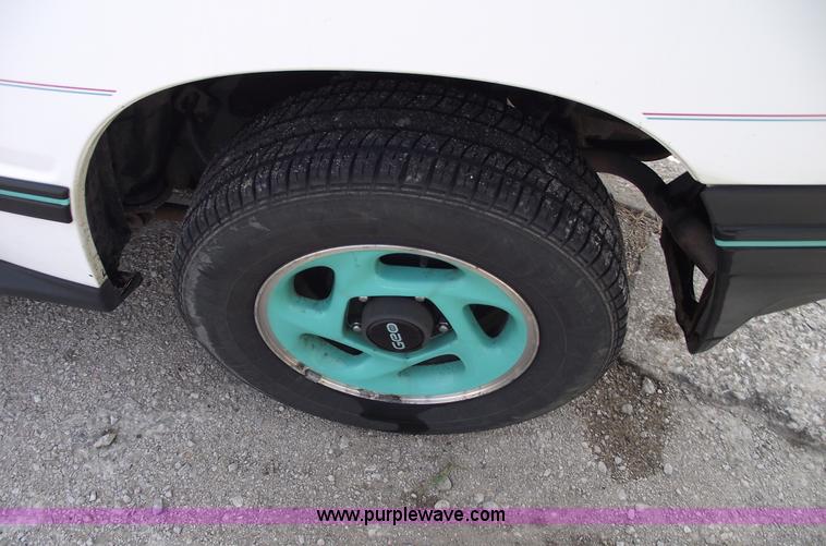 image for item A4110 1994 Geo Tracker convertible SUV