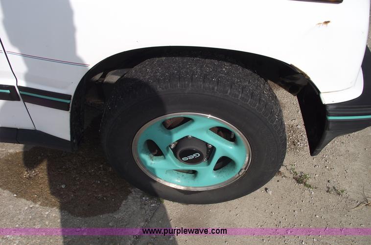 image for item A4110 1994 Geo Tracker convertible SUV