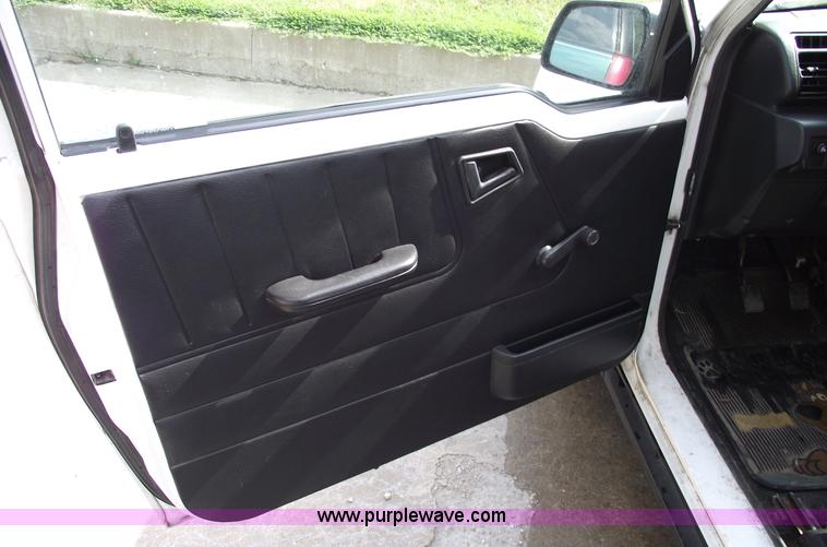 image for item A4110 1994 Geo Tracker convertible SUV