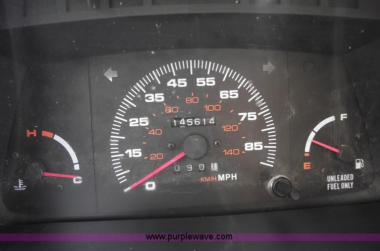 image for item A4110 1994 Geo Tracker convertible SUV