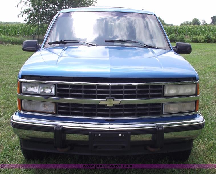 image for item A4232 1992 Chevrolet Suburban 1500 Silverado SUV