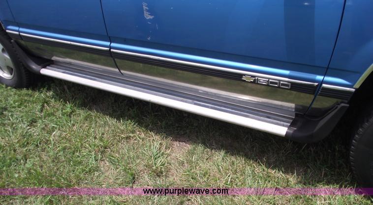 image for item A4232 1992 Chevrolet Suburban 1500 Silverado SUV