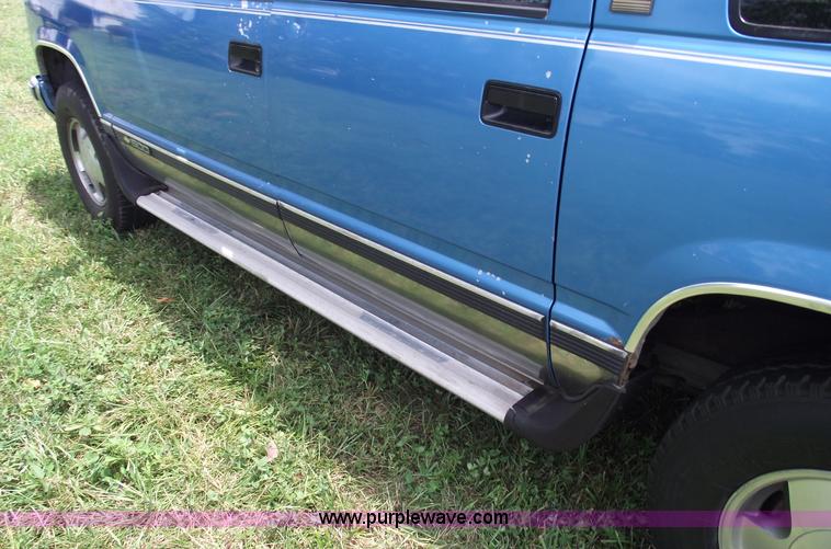 image for item A4232 1992 Chevrolet Suburban 1500 Silverado SUV