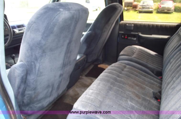 image for item A4232 1992 Chevrolet Suburban 1500 Silverado SUV