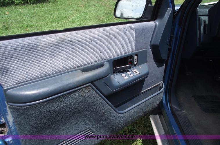 image for item A4232 1992 Chevrolet Suburban 1500 Silverado SUV