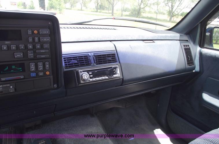 image for item A4232 1992 Chevrolet Suburban 1500 Silverado SUV