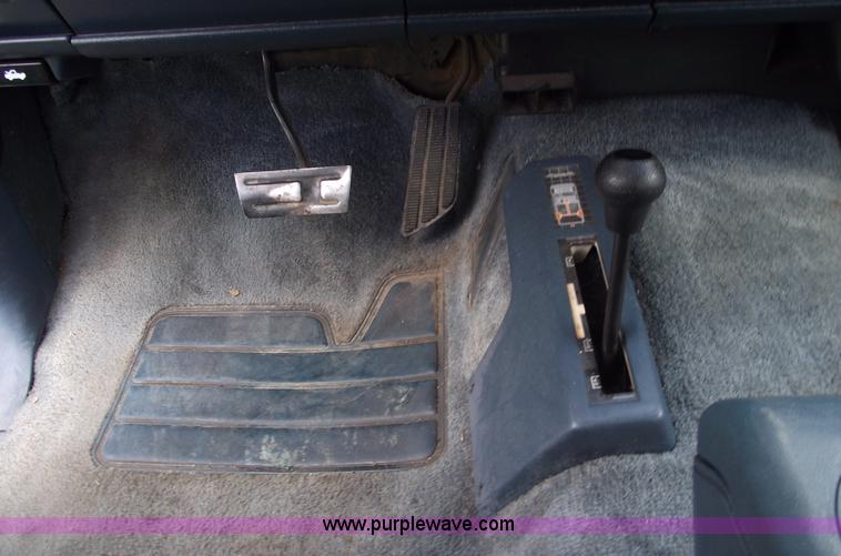 image for item A4232 1992 Chevrolet Suburban 1500 Silverado SUV