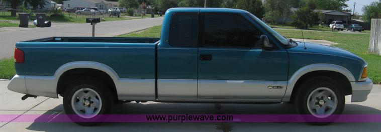 image for item A4295 1994 Chevrolet S10 LS extended cab pickup truck